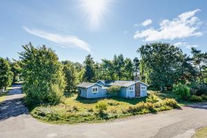 Skummeslövsstrand的住宿－Nice holiday home near Skummelovs strand，路旁的蓝色房子