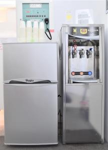 dos refrigeradores están parados uno al lado del otro en Inn Cube - Ximen, en Taipéi