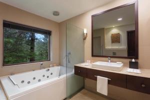a bathroom with a tub and a sink and a mirror at Welcomhotel by ITC Hotels, Pine N Peak, Pahalgam in Pahalgām +28 photos