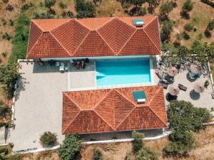 widok na dach domu z pomarańczowym dachem w obiekcie Guesthouse Lord Byron w mieście Tepelenë