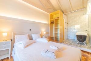 A bed or beds in a room at Villa Adamantia Paxos Még 18 kép