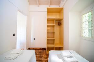 A bed or beds in a room at Villa Adamantia Paxos