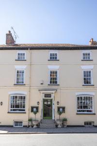 una grande casa bianca con una porta verde di House Arundel ad Arundel