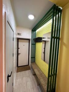 un pasillo con una pared amarilla y un espejo en NEW STAIL en Bălţi