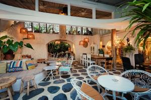 un ristorante con tavoli e sedie in una stanza di Bias Villa Seminyak a Seminyak