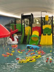 una zona de juegos para niños con juguetes en el agua en AlMogheeb units en Riad