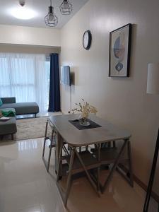 ein Wohnzimmer mit einem Tisch und einem Sofa in der Unterkunft Le Maisse Executive Studio 1BR opp Okada in Manila