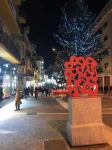 eine rote Herzstatue in der Nacht auf einer Stadtstraße in der Unterkunft Le Affacciate Bruzie Home 2 Guest House in Cosenza