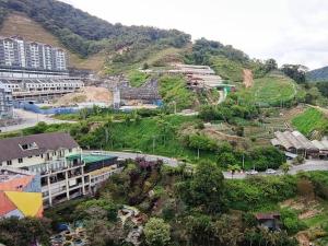 - une vue sur une colline avec des bâtiments dans l'établissement PLAY at Nova Retreat Kea Farm, à Cameron Highlands