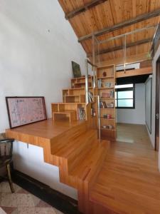 - un escalier dans une chambre dotée de parquet et de plafonds en bois dans l'établissement Thinking Homestay, à Tainan