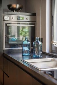 那不勒斯Le Mummarelle的两个玻璃瓶坐在烤箱前的柜台上 更多135张照片