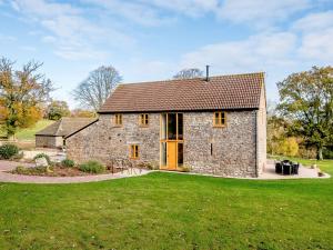 a stone house with a green lawn in front of it at Owl Barn -- Uk30757 in Bream