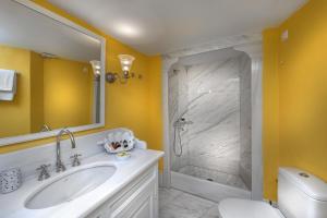 Un baño de Aigialos Luxury Traditional Settlement