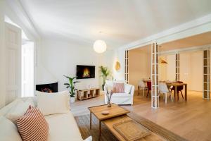 ein Wohnzimmer mit einem Sofa und einem Tisch in der Unterkunft Ever House - Atocha1 Superb-Location in Madrid