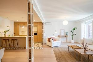 ein offenes Wohnzimmer mit einer Küche und einem Wohnzimmer in der Unterkunft Ever House - Atocha1 Superb-Location in Madrid