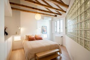 ein Schlafzimmer mit einem Bett in einem Zimmer mit einem Fenster in der Unterkunft Ever House - Atocha1 Superb-Location in Madrid