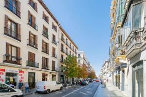 eine Stadtstraße mit Gebäuden und Autos auf der Straße in der Unterkunft Ever House - Atocha1 Superb-Location in Madrid