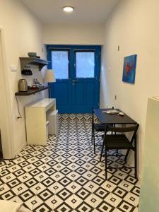 een kamer met een tafel en een blauwe deur bij Apartment Ana in Vis