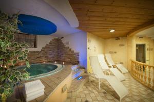 Bazén v ubytování Hotel Valtellina nebo v jeho okolí