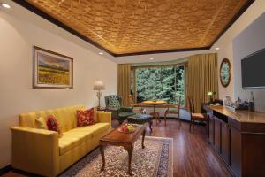 Welcomhotel by ITC Hotels, Pine N Peak, Pahalgam的电视和/或娱乐中心