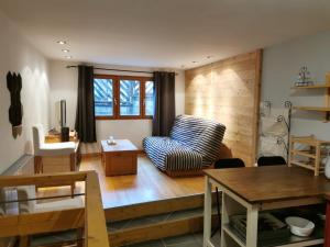 a living room with a couch and a table at Coquet T1 hyper centre in Le Bourg-dʼOisans