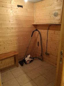 a room with a vacuum in a wooden wall at Coquet T1 hyper centre in Le Bourg-dʼOisans