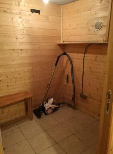 Pokój z próżnią w drewnianej ścianie w obiekcie Coquet T1 hyper centre w mieście Le Bourg-dʼOisans +19 zdjęć