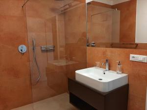 Koupelna v ubytování Apartment Lazzeri + 15 fotografií