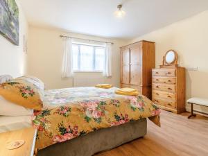 um quarto com uma cama, uma cómoda e uma janela em Bluebell- Uk31533 em Goxhill
