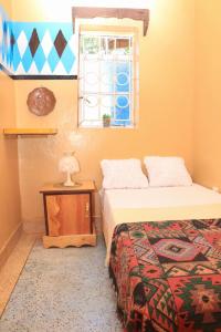 1 dormitorio con 2 camas y ventana en Nyahururu Highlands Heaven -BnB en Nyahururu