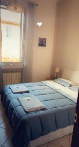 Un pat sau paturi într-o cameră la Affittacamere Home&Stazione Bologna