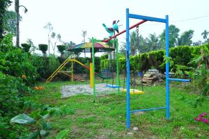 un parque con parque infantil con columpio en GiriDarshini Homestay - Pool, Falls, 3BH, Home Food & Estate en Chikmagalūr