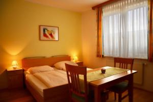 Llit o llits en una habitació de Gasthaus-Pension zum Löwen