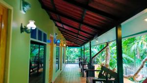 korytarz restauracji ze stołami i krzesłami w obiekcie Nua Tone Resort Bang Tao & Cafe w mieście Bang Tao Beach