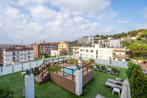 um apartamento com um jardim no último piso com uma piscina em Hotel Mar Blau em Calella