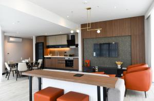 WestSide Residences by Rotana في إسطنبول: مطبخ وغرفة معيشة مع طاولة وكراسي