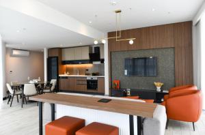 WestSide Residences by Rotana的厨房或小厨房