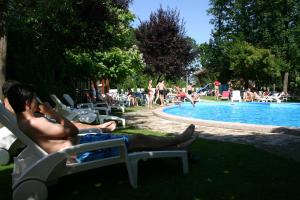 Bazén v ubytování B&B Vila Raj nebo v jeho okolí