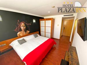 A bed or beds in a room at Hotel Plaza Inn