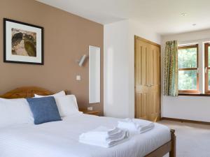 Un pat sau paturi într-o cameră la Battanropie Lodge