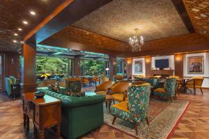 a lobby with couches and chairs and a bar at Welcomhotel by ITC Hotels, Pine N Peak, Pahalgam in Pahalgām