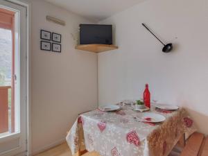 Μια τηλεόραση ή/και κέντρο ψυχαγωγίας στο Studio Cabine pour 6 pers avec Balcon, Parking et Wifi - Esquièze-Sère - FR-1-402-30