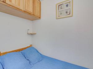 Esquièze - SèreにあるStudio Esquièze-Sère, 1 pièce, 6 personnes - FR-1-402-30のベッドルーム1室(青いベッド1台付)が備わります。