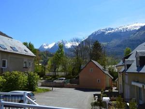 Esquièze - SèreにあるAppartement Esquièze-Sère, 3 pièces, 7 personnes - FR-1-402-36の山を背景に駐車場を設けた家