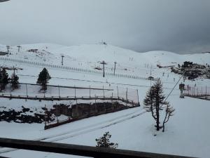 アレットにあるAppartement Arette, 1 pièce, 6 personnes - FR-1-602-44の雪に覆われたスキー場(スキーリフト付)
