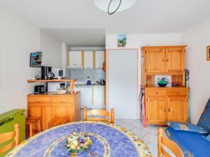 Appartement Esquièze-Sère, 3 pièces, 4 personnes - FR-1-402-42にあるキッチンまたは簡易キッチン