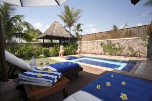 un resort con piscina con cuscini blu di Palace Residence & Villa Siem Reap a Siem Reap