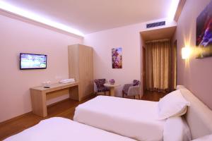 Un pat sau paturi într-o cameră la Hotel Green