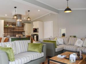 蘭福德的住宿－Lakeview Lodge，客厅配有两张沙发和一张桌子