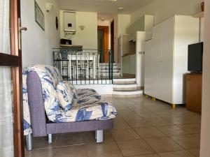 salon z krzesłem i schodami w obiekcie SeaView Apartments 79 w mieście Palau
